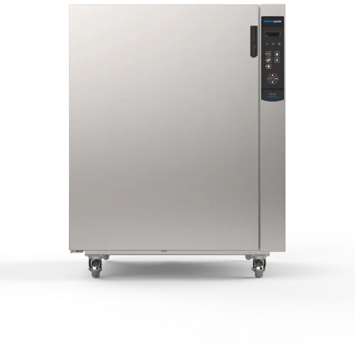 Un refrigerador de acero inoxidable con ruedas sobre un fondo blanco.