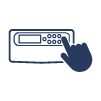 Una mano apunta a un control remoto sobre un fondo blanco.