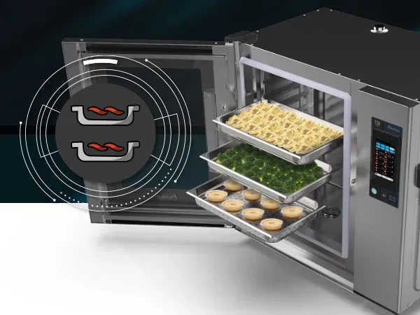 Un horno microondas con tres bandejas de comida dentro.