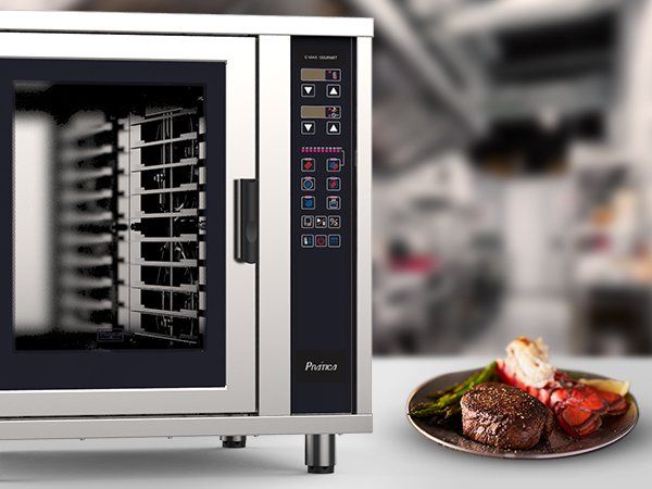 Un horno microondas con un plato de comida delante.