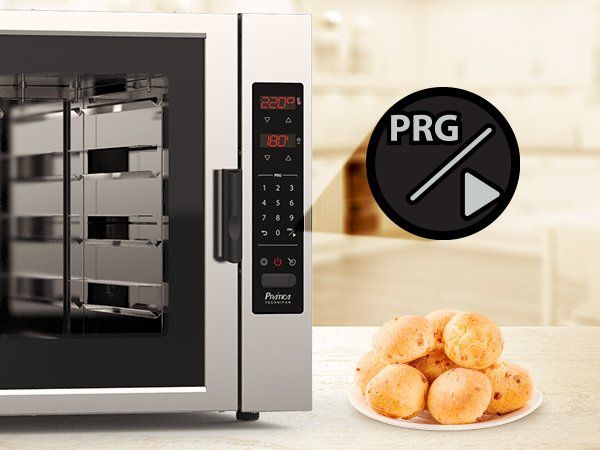 Un plato de comida está sobre un mostrador al lado de un horno microondas.
