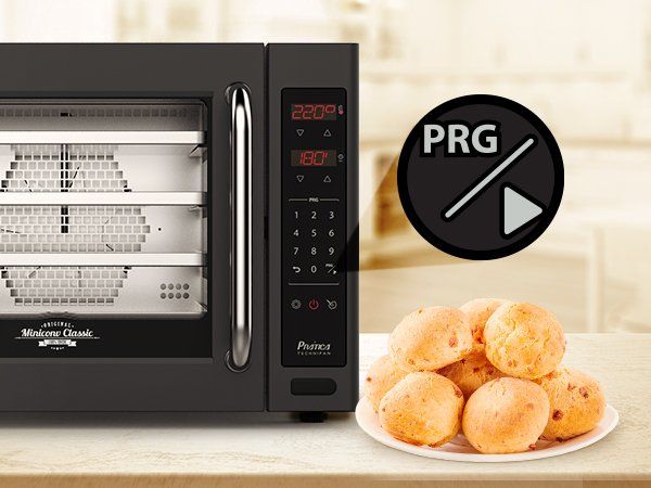 Un horno microondas está sobre una encimera junto a un plato de comida.