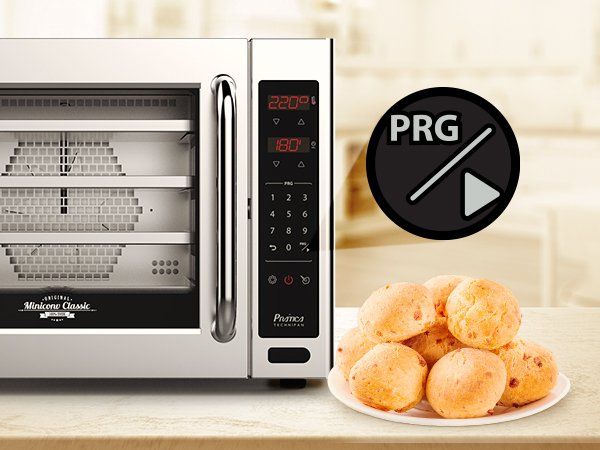 Un horno microondas está sobre una encimera junto a un plato de comida.