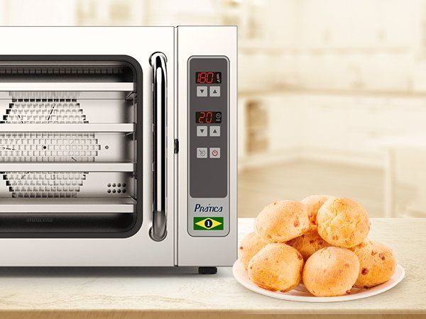 Un horno microondas está sobre una encimera junto a un plato de comida.