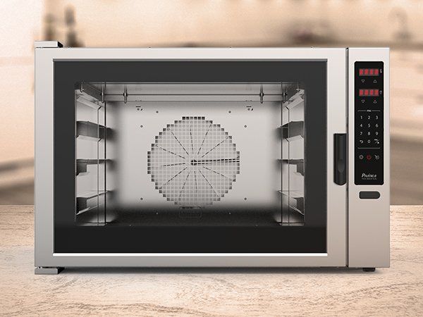 Un horno de panadería está sobre una encimera de una cocina.