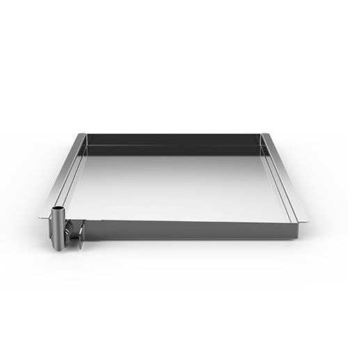 Una bandeja de acero inoxidable con asa de metal sobre un fondo blanco.