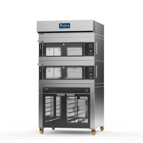 Un horno de acero inoxidable con tres hornos apilados uno encima del otro sobre un fondo blanco.