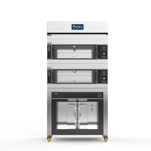 Un horno de acero inoxidable con tres hornos sobre un fondo blanco.