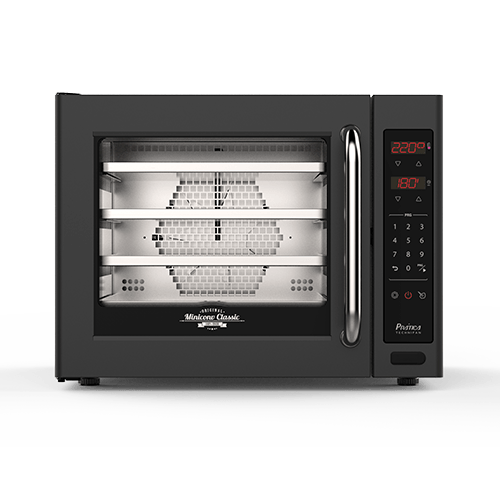 Un horno negro con tres estantes y una pantalla digital sobre un fondo blanco.