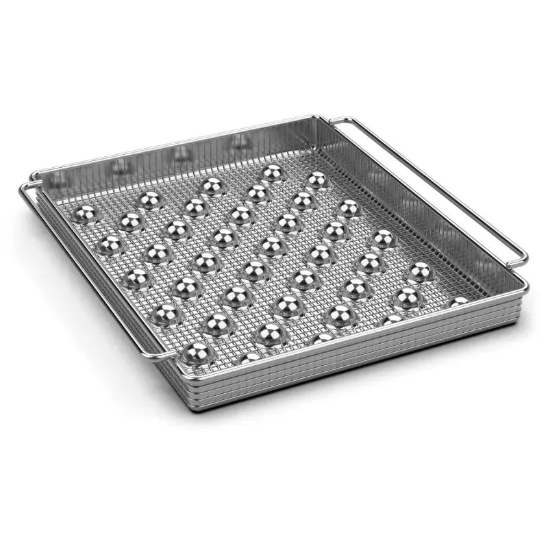 Una bandeja de metal con agujeros y un asa.
