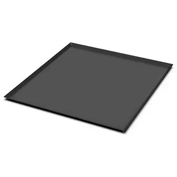Una bandeja cuadrada negra sobre un fondo blanco.