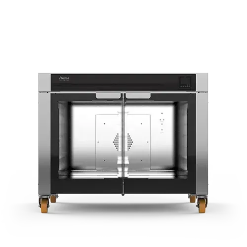 Un horno microondas de acero inoxidable con puerta de cristal sobre un fondo blanco.