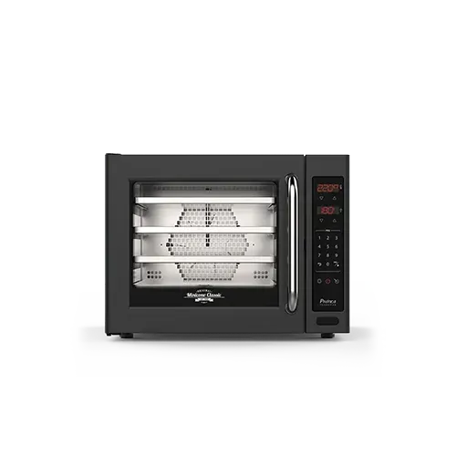 Un horno microondas negro con una pantalla digital sobre un fondo blanco.