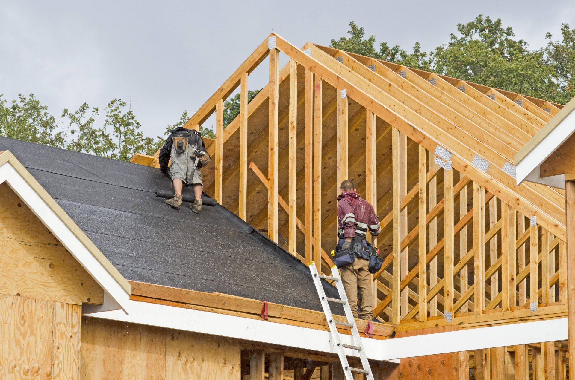 deux hommes installant un toit