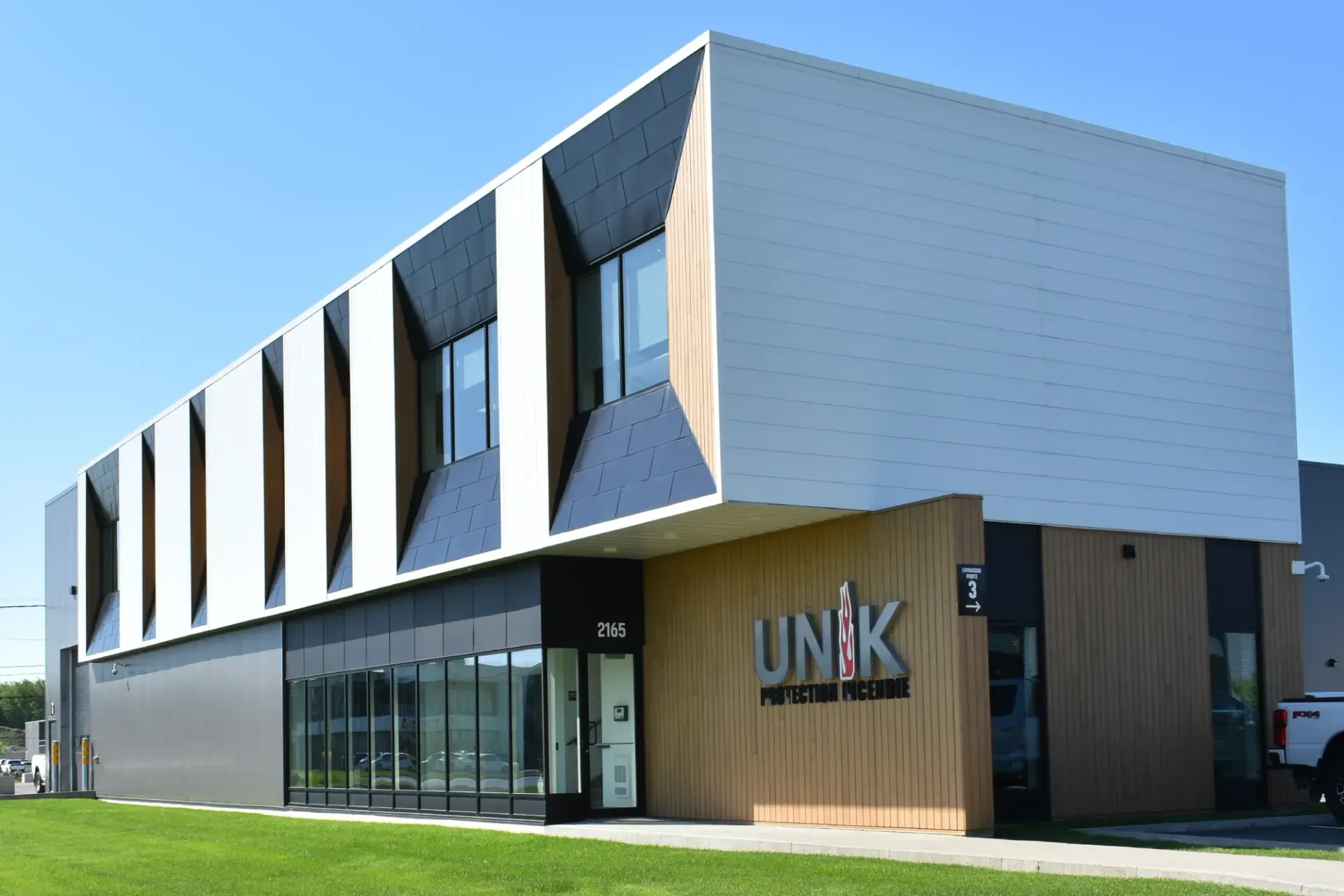 Employé de UNIK travaillant dans l'usine au siège social à Lévis