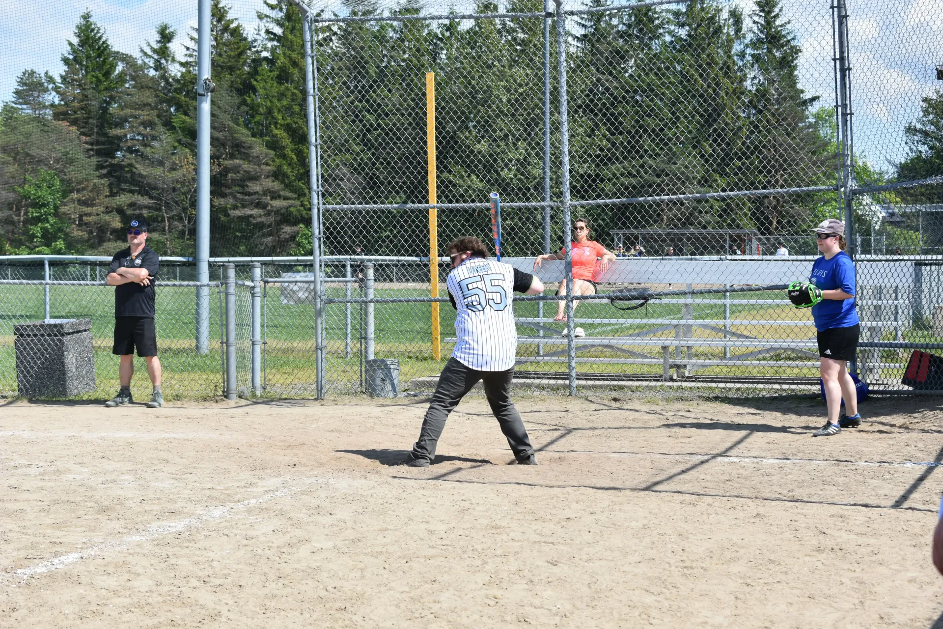 Employé de UNIK s'apprêtant à frapper la balle lors du tournoi de balle donnée à St-Jean-Chrysostome