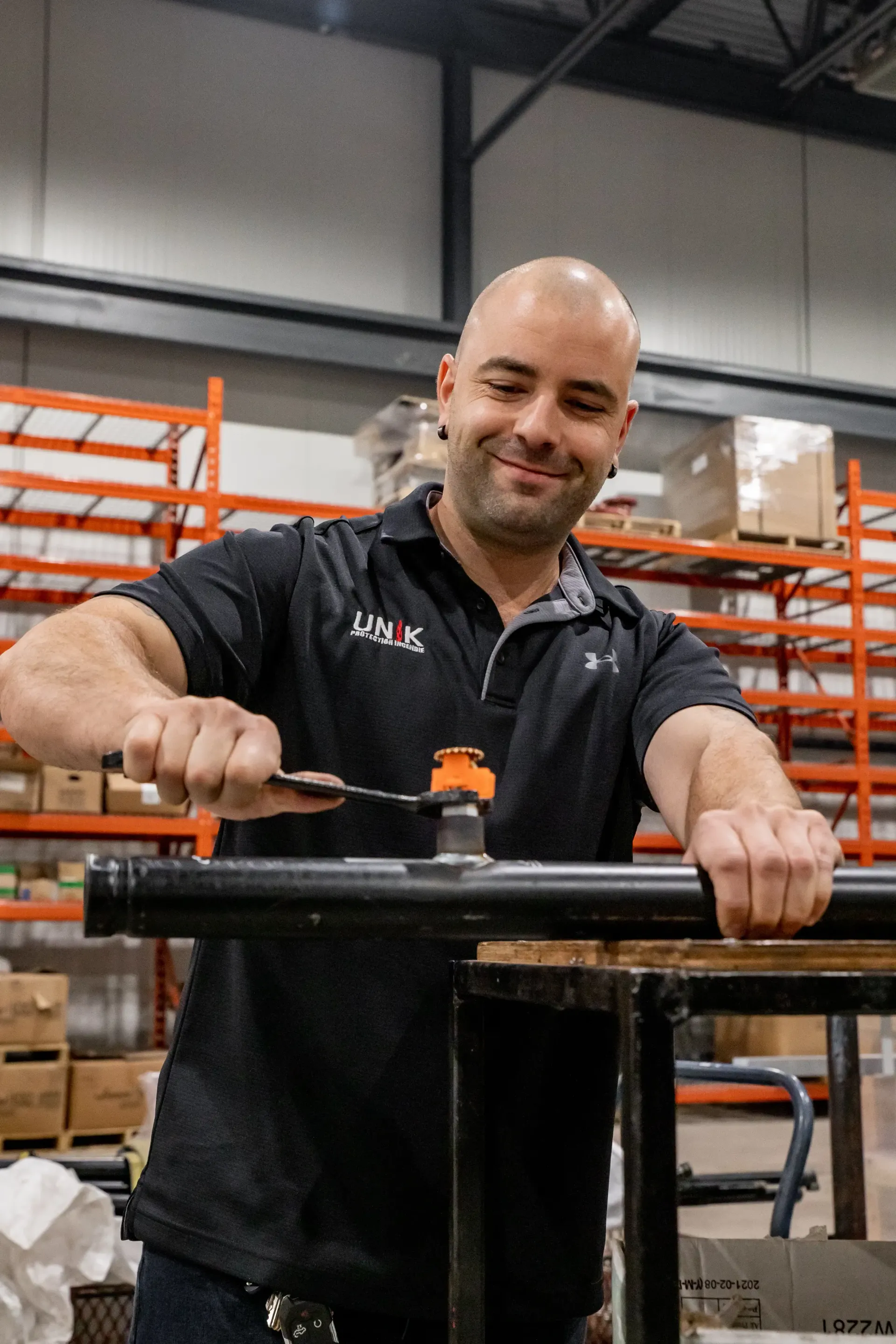 Employé de UNIK fabricant de la tuyauterie dans l'usine de Lévis