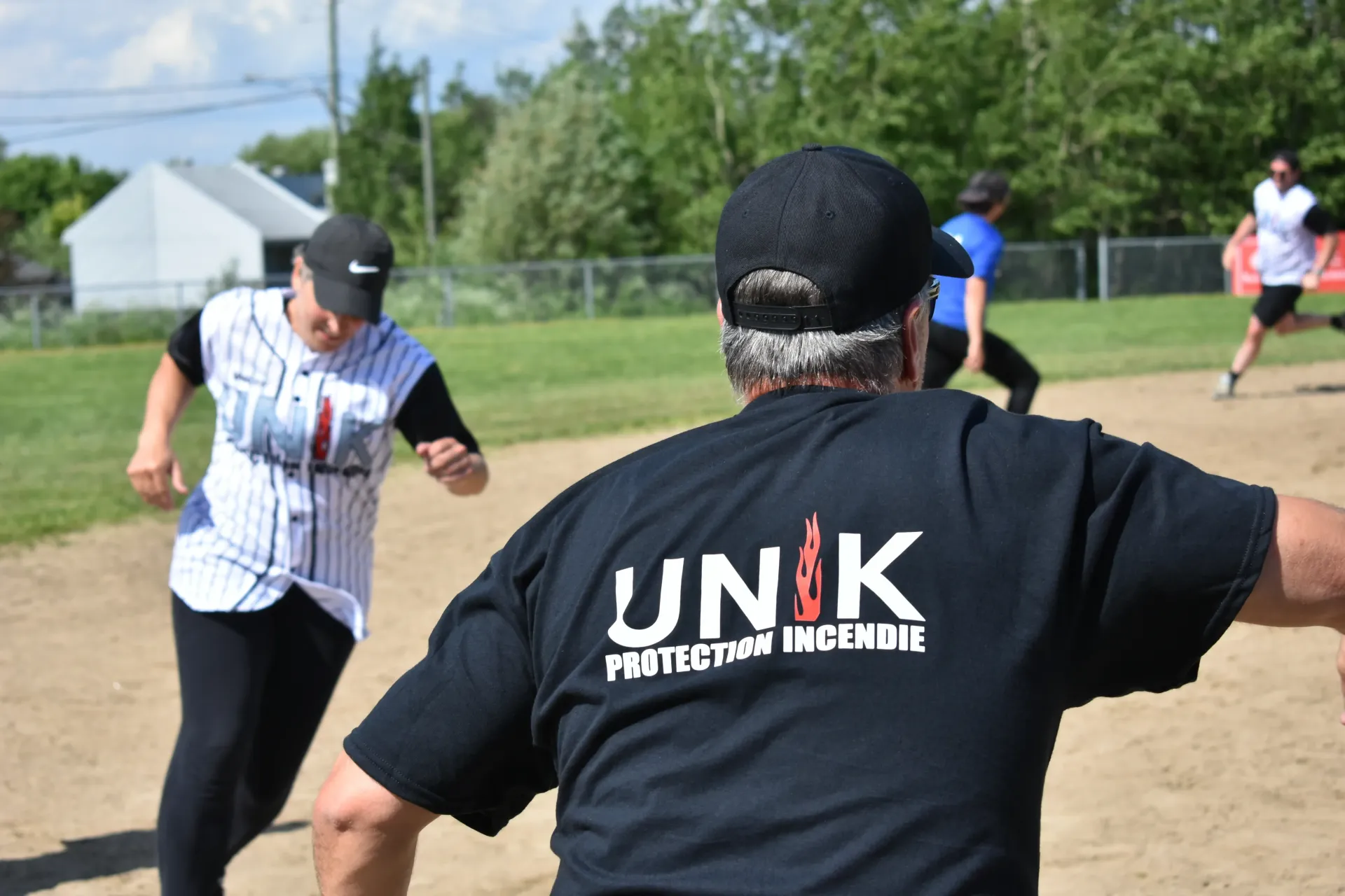 Joueuse et employée de UNIK qui court lors du tournoi de balle donnée