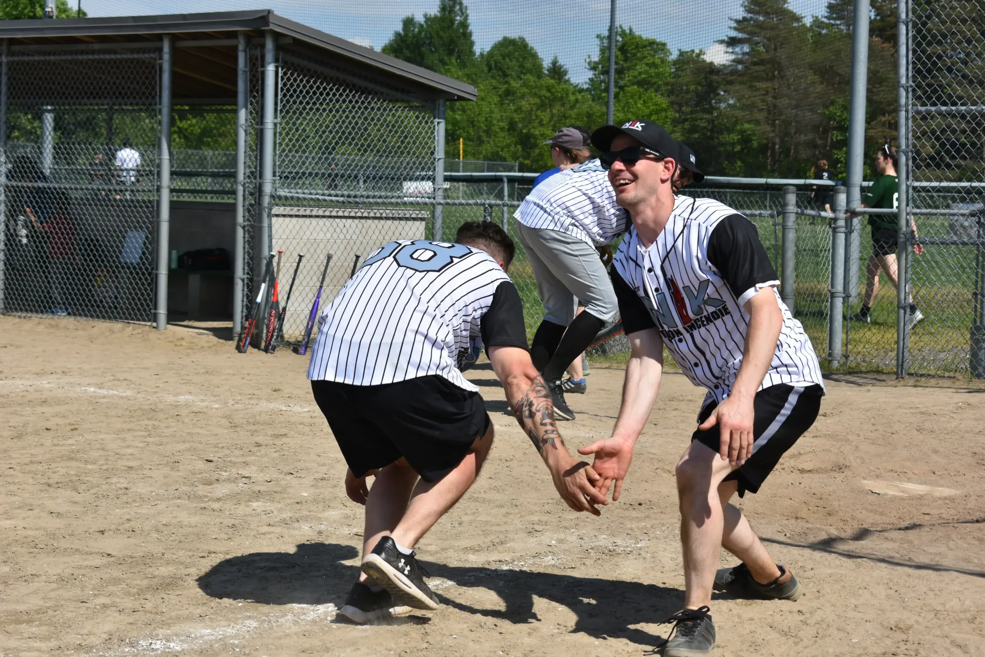 Deux joueurs de UNIK qui se tape dans la main lors du tournoi de balle donnée