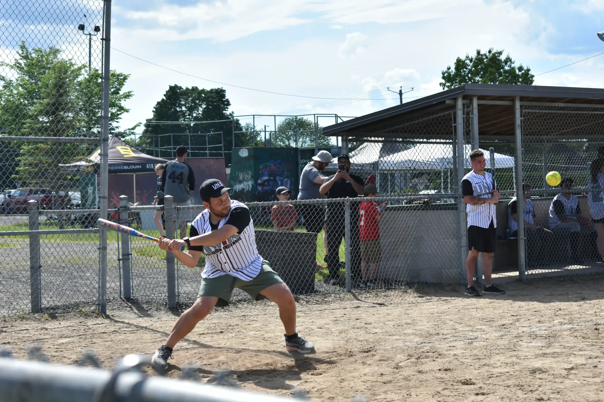 Image d'un employé de UNIK qui frappe la balle lors d'un tournoi de balle donnée