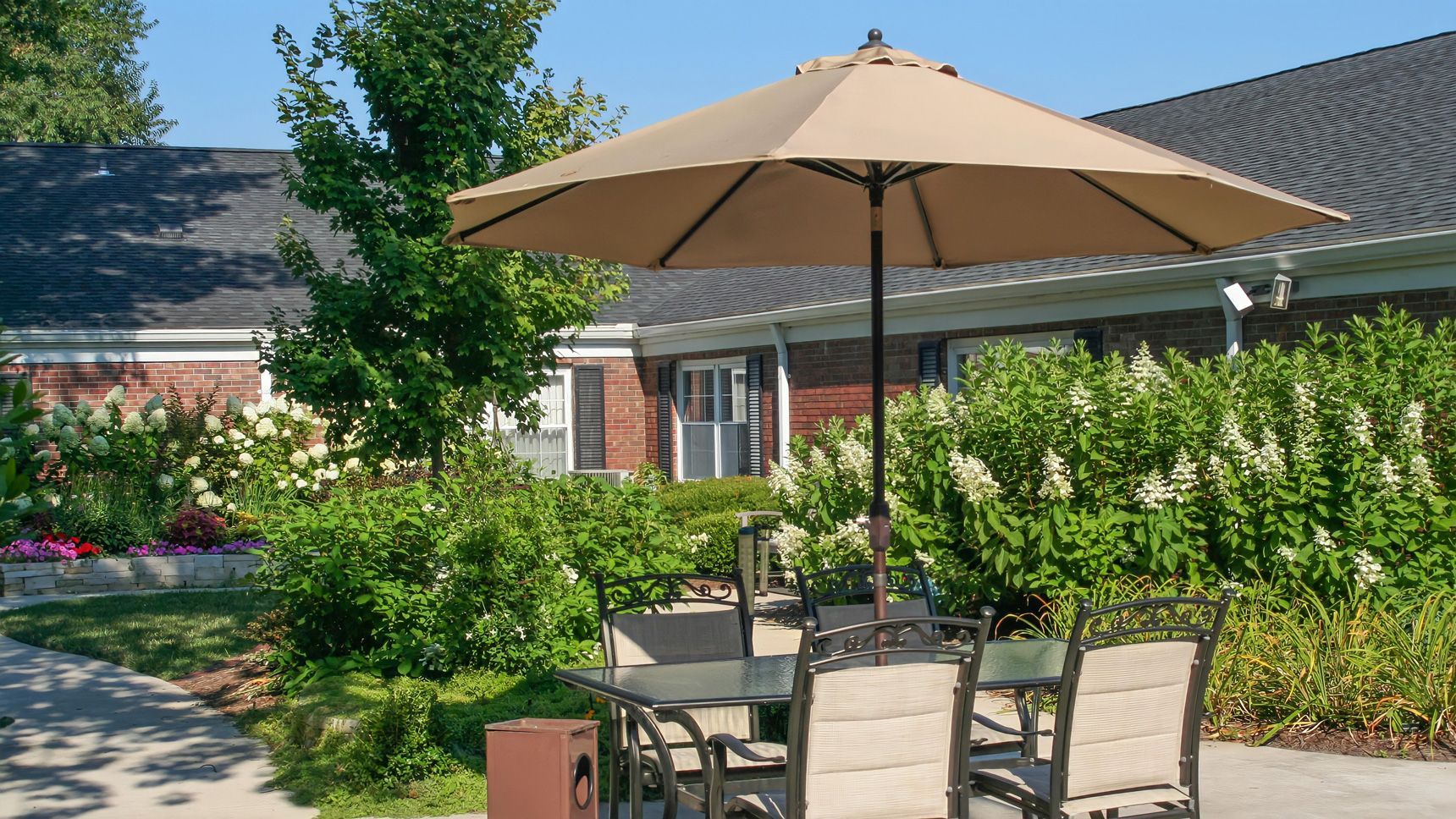 Outdoor patio and garden seating at Newburgh Health and Rehab