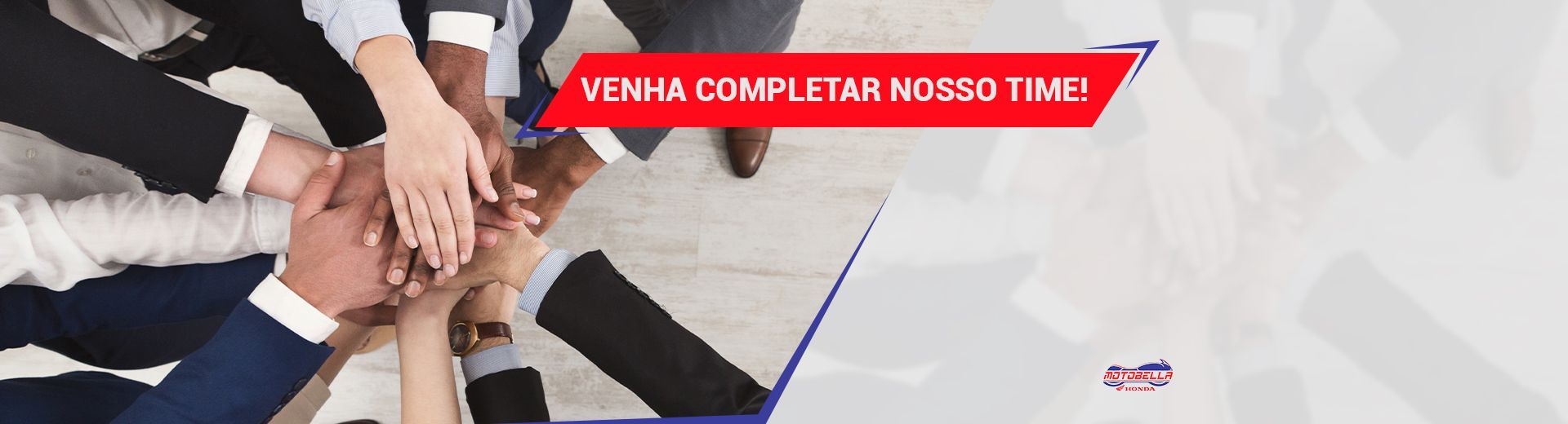 Um grupo de pessoas está juntando as mãos.