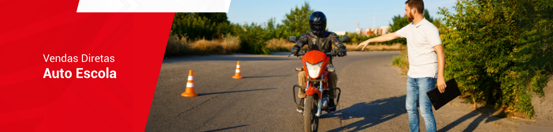 Um homem está apontando para uma pessoa andando de motocicleta em uma estrada.