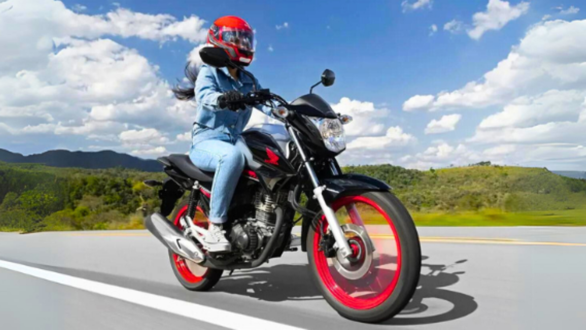 Uma pessoa está andando de moto em uma estrada.