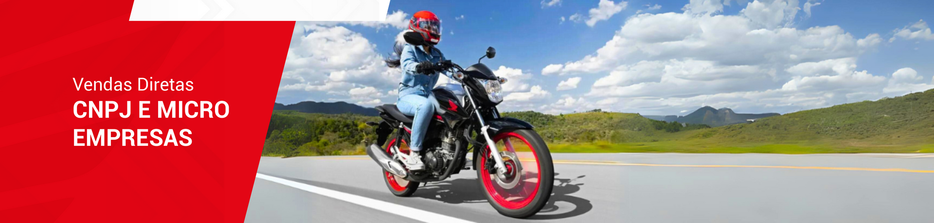 Uma pessoa está andando de moto em uma estrada.