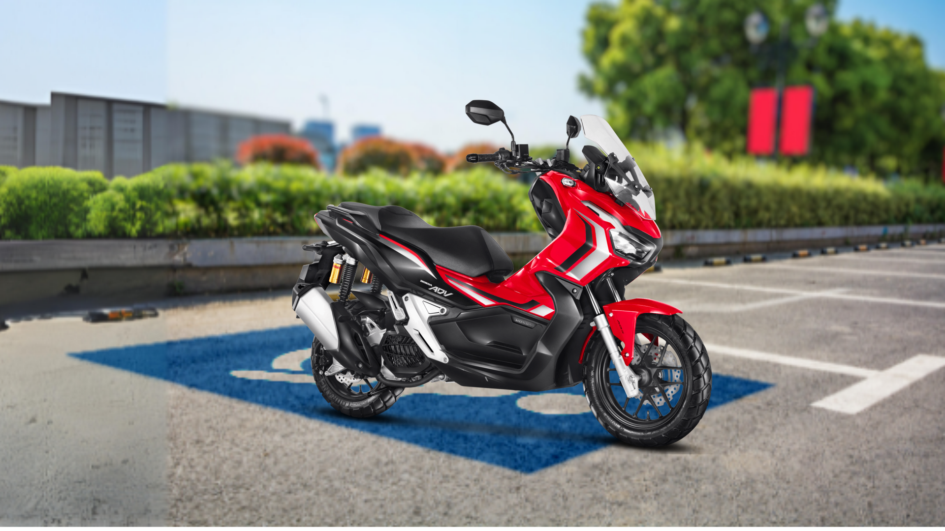 Uma motocicleta vermelha está estacionada em um estacionamento.
