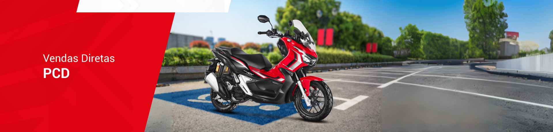 Uma motocicleta vermelha está estacionada na beira de uma estrada.