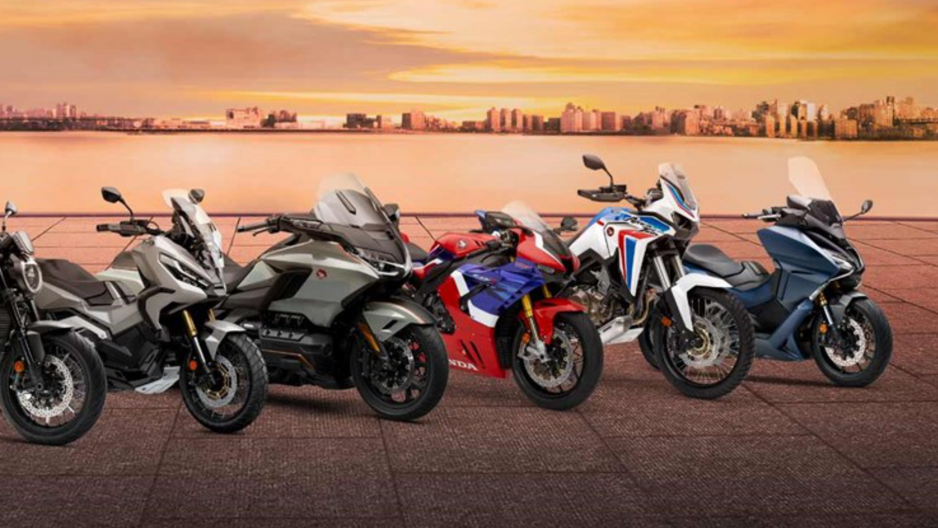 Um grupo de motocicletas está estacionado lado a lado em uma calçada.