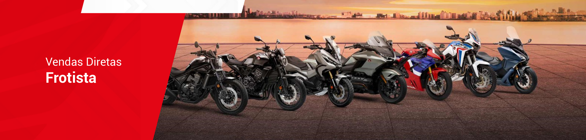 Uma fileira de motocicletas está estacionada uma ao lado da outra em uma estrada de terra.