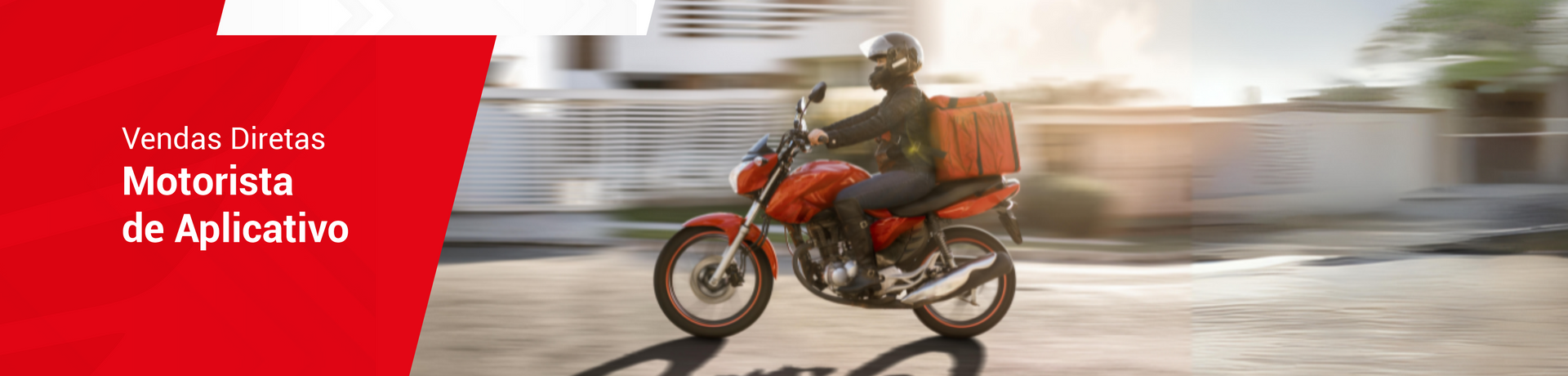 Um homem está andando de moto por uma rua.