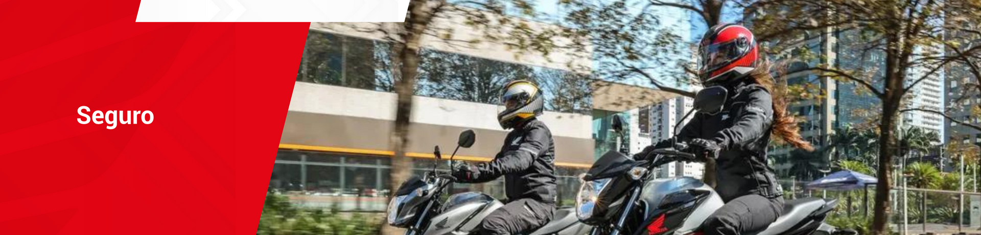 Algumas pessoas estão andando de motocicleta por uma rua.