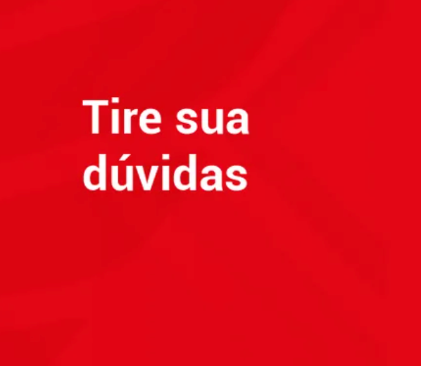 Um personagem de desenho animado usando um capacete está parado na frente de um grupo de motocicletas.