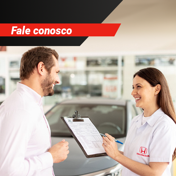 Um homem e uma mulher estão conversando na frente de um carro.