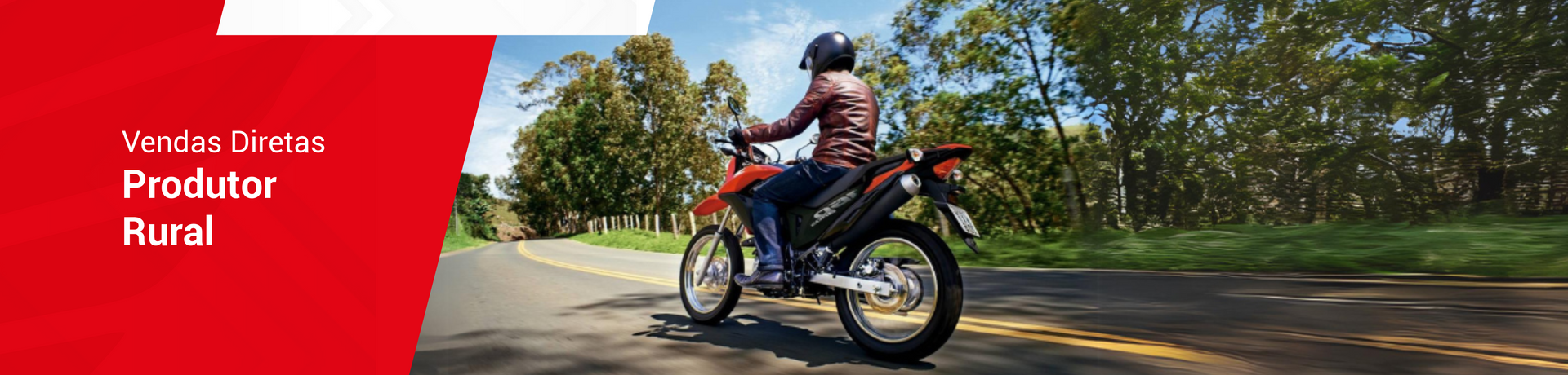 Um homem está andando de moto por uma estrada.
