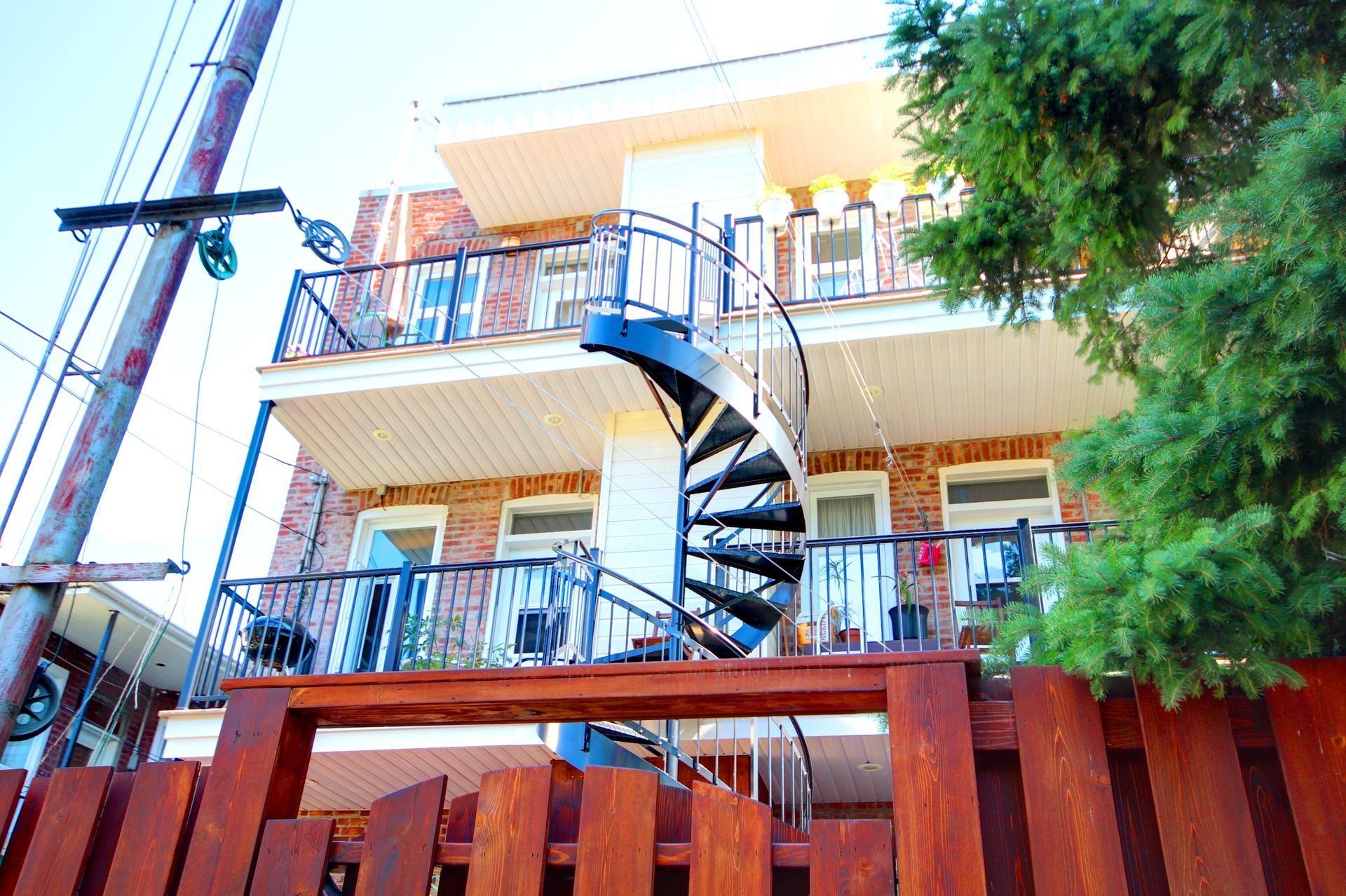 Un bâtiment avec un escalier en colimaçon au sommet