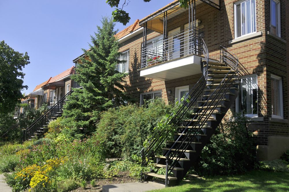 Une maison en brique avec des escaliers menant au deuxième étage