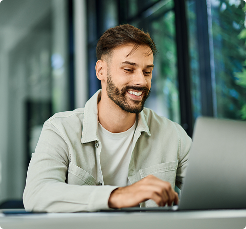 Um homem e uma mulher estão olhando para um laptop.