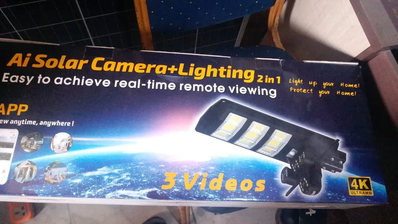 Box for an AI solar camera-lighting system with app viewing, shown on a blue background.