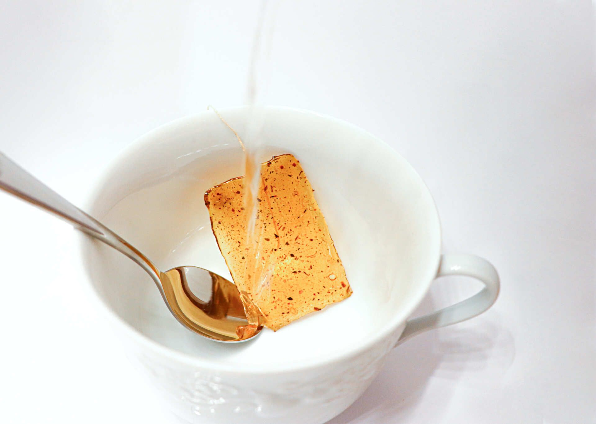 Infusió de té natural dins de got blanc realizar per Mersi Studio. Project de food design sostenible i ecological.