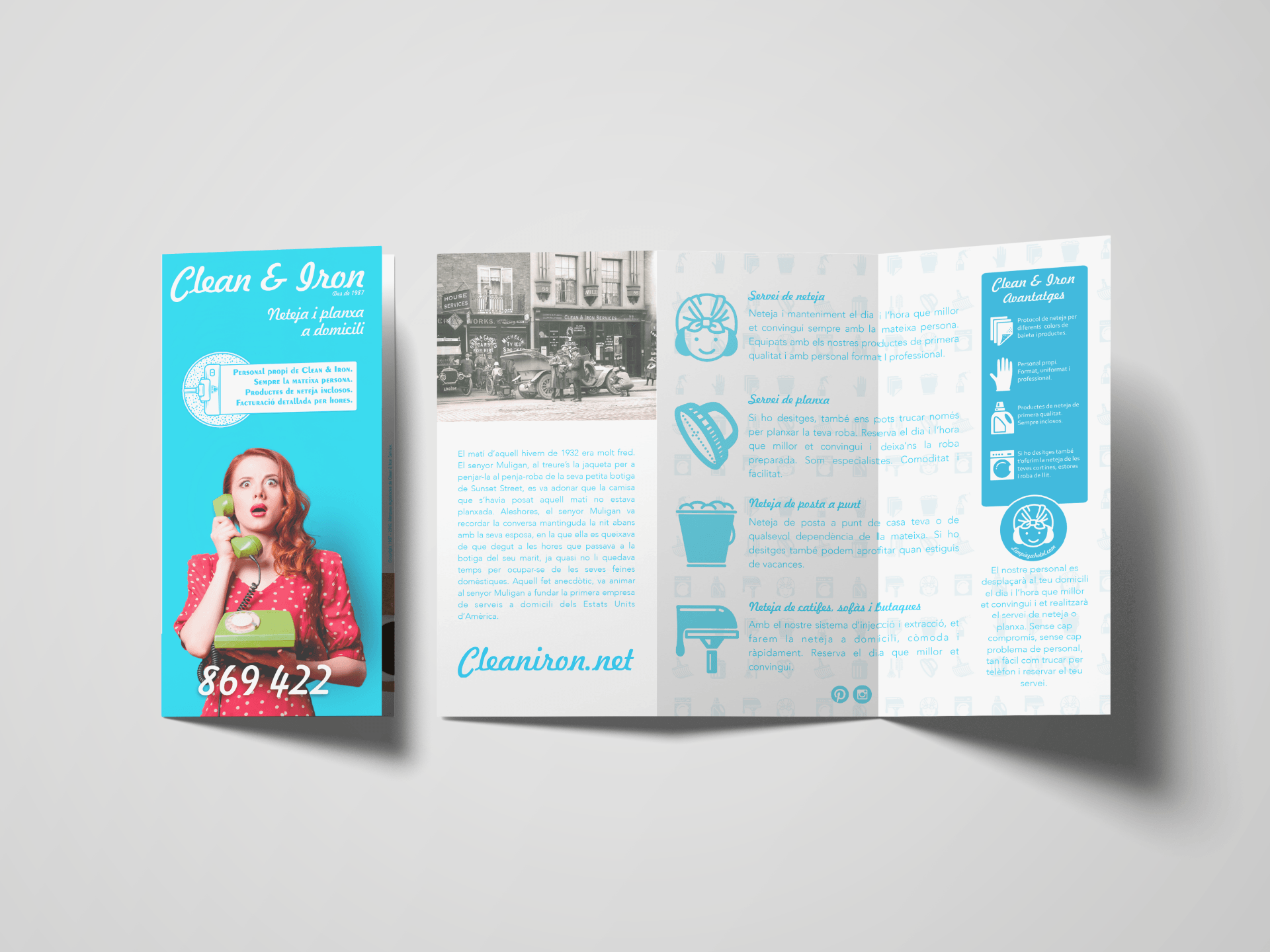 Disseny triptic Clean & Iron Service realizar per Mersi Studio. Mockup triptic lamb fons neutro. Triptic de disseny.