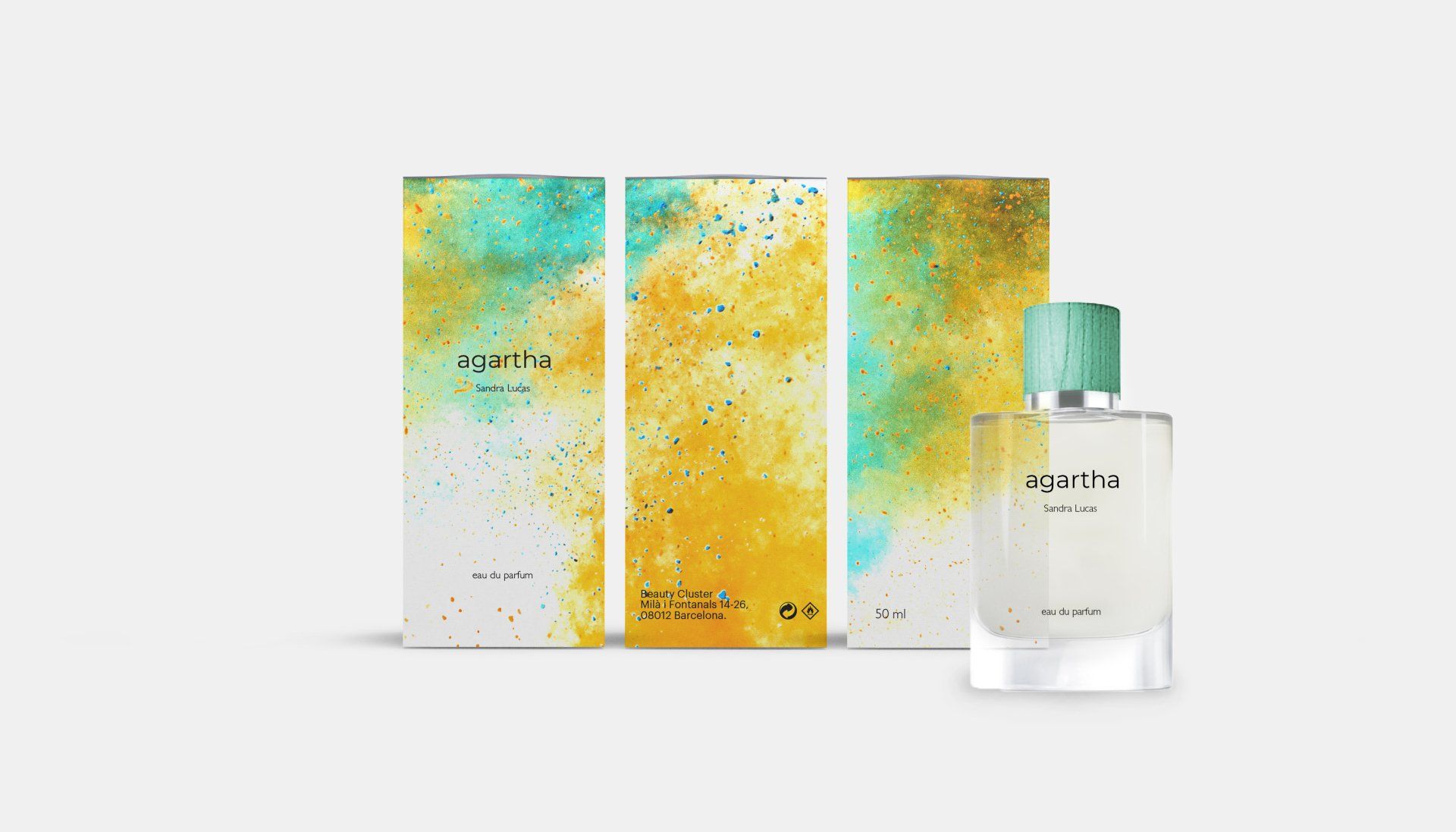 Al costat de tres caixes hi ha una ampolla de perfum de la Marca Ainea Perfums