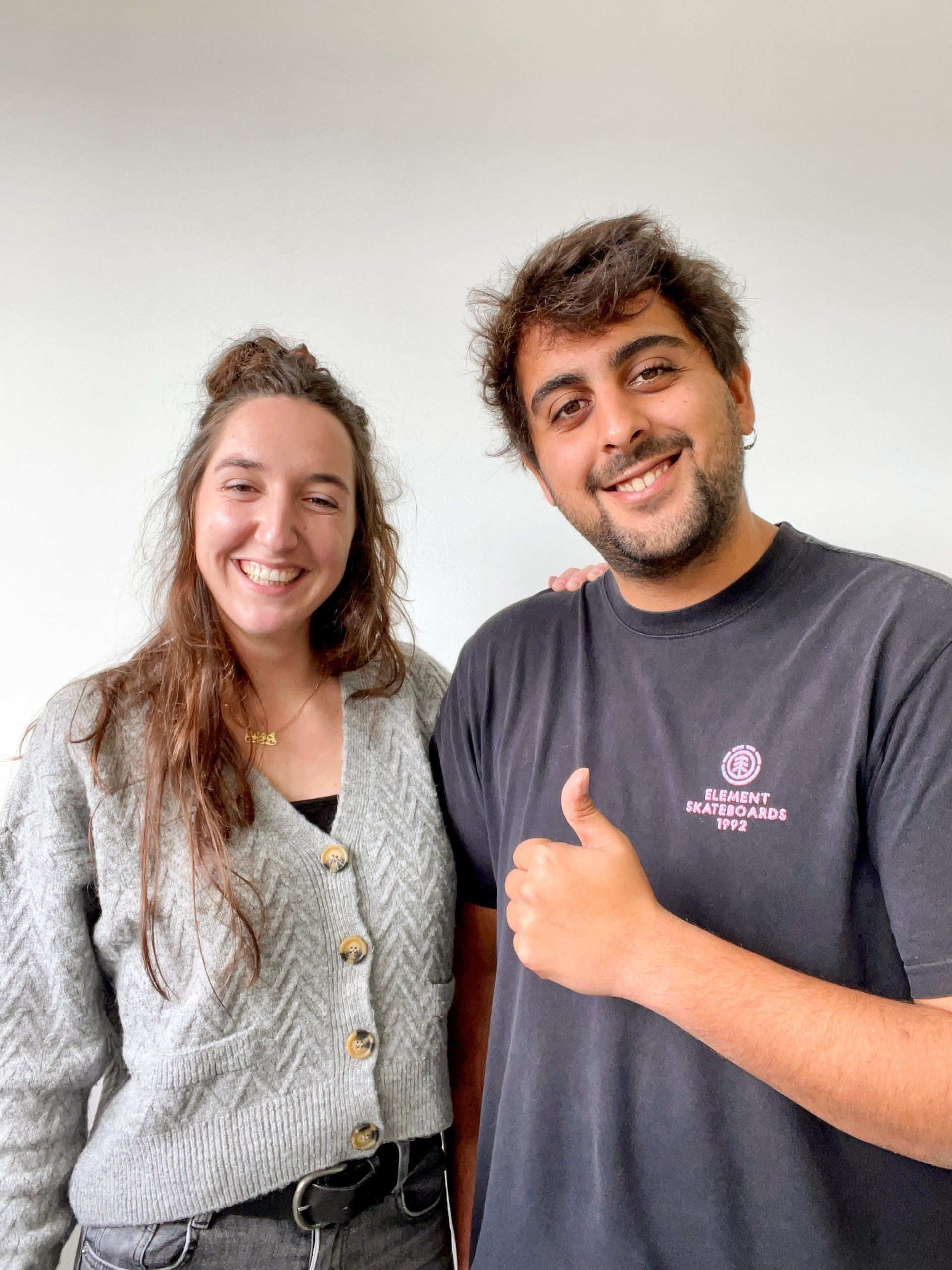Dos personas posando que forman parte del estudio de diseño ubicado en Andorra llamado Mersi Studio. 