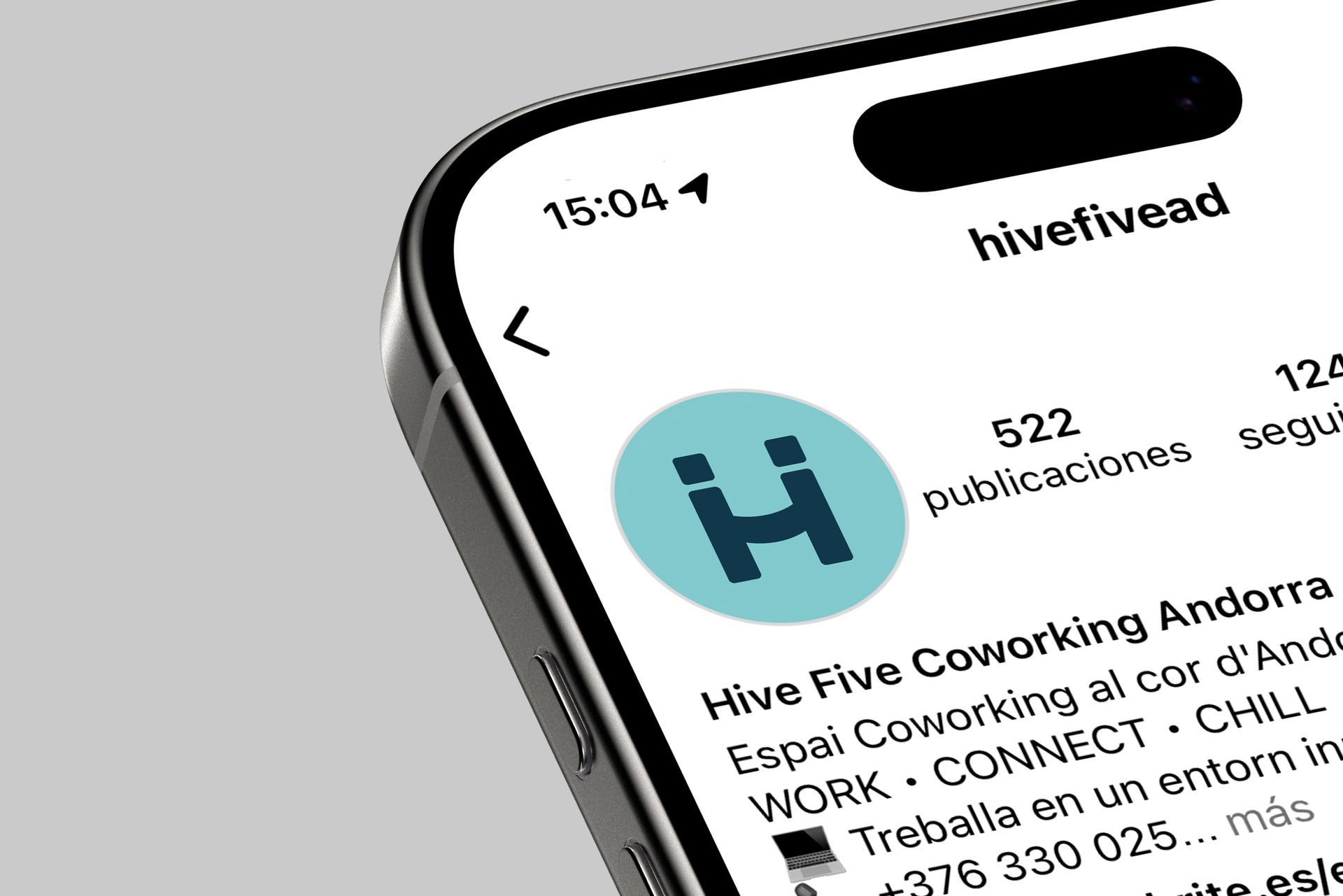 Un primer plano de un telefono mobil de la nueva identidad de gáfics del coworking Hive Five hecho por Mersi Studio.