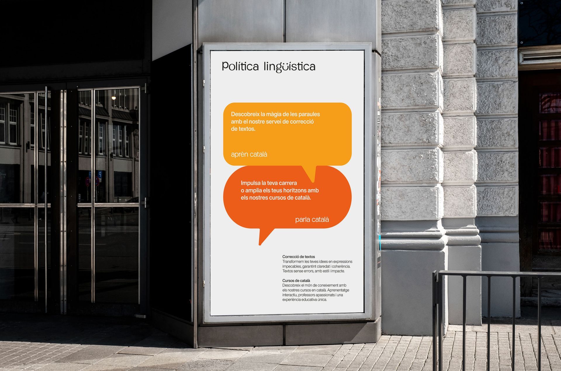 Una cartellera al costat d'un edifici 