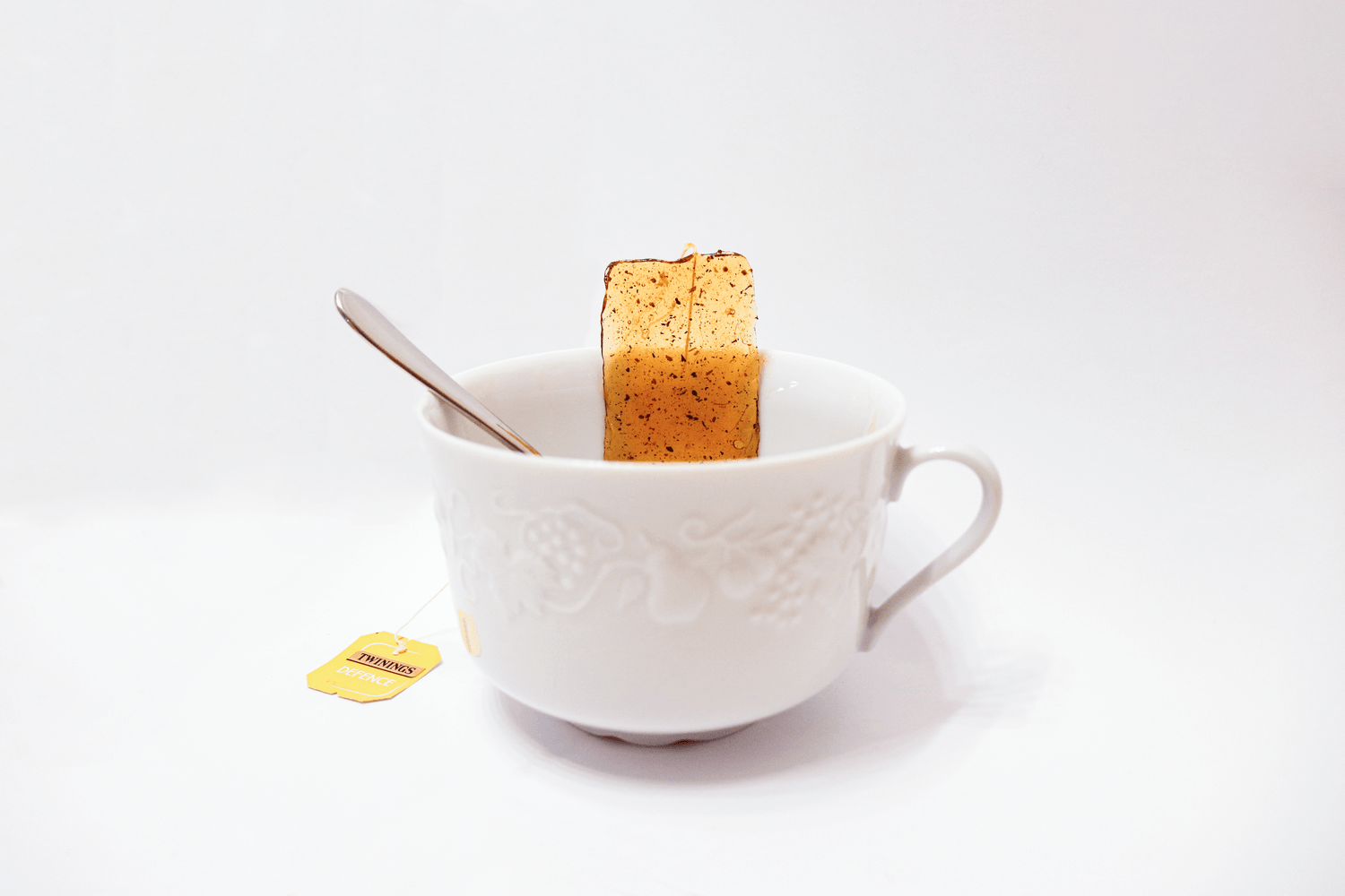 Food design project realizar per Mersi Studio. Infusió original de sucre que es diusol amb aigua calenta. Fotografia d'infusió amb fons blanc. Infusión en fondo blanco.
