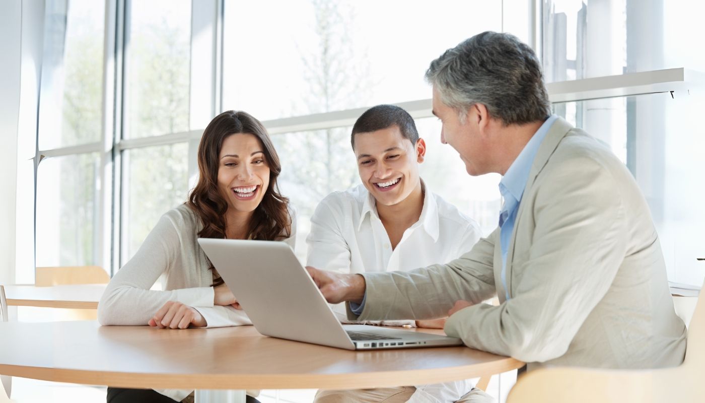 Couple consulting about the minimum cost of a franchise.